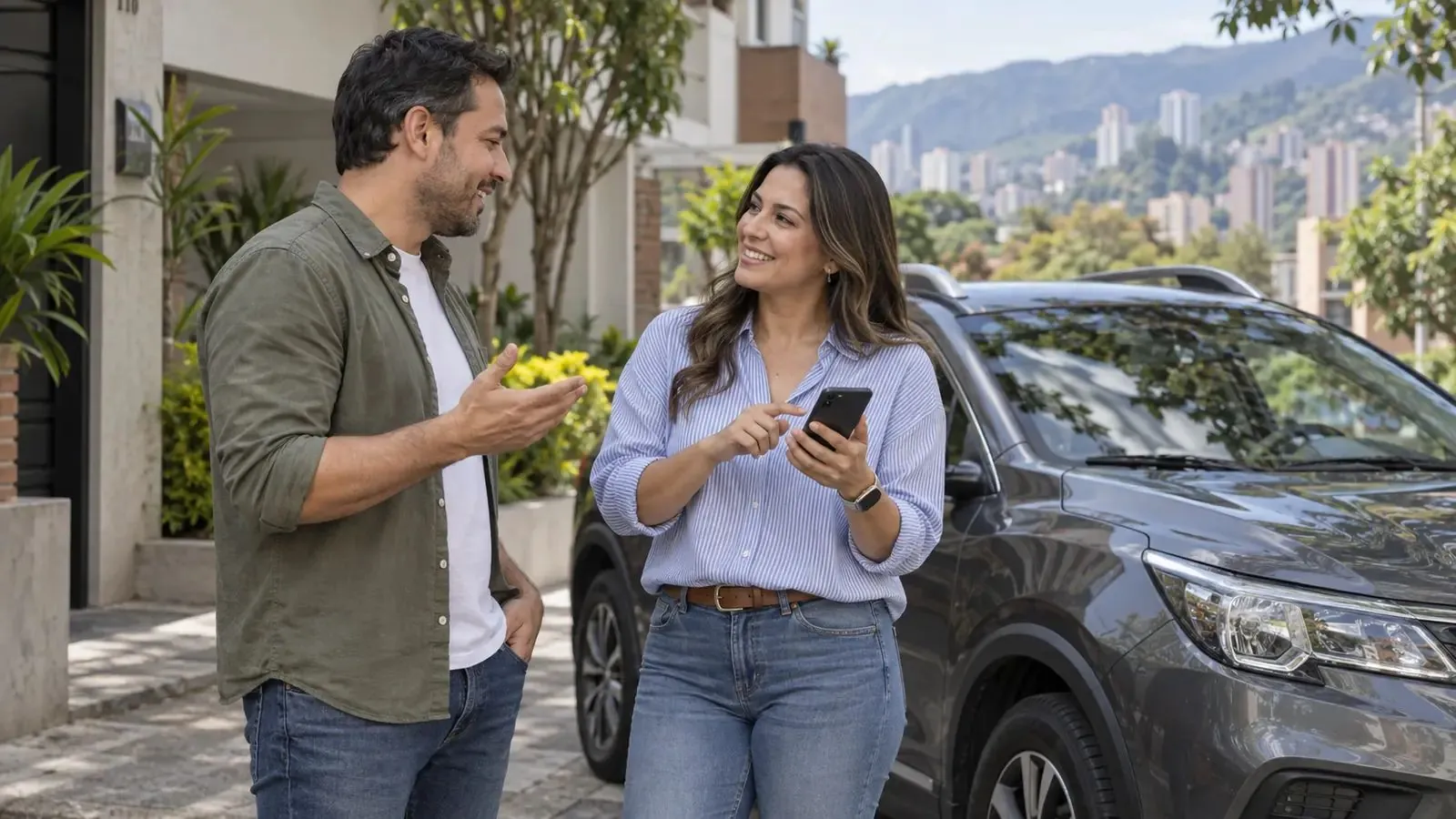 Dos personas conversando mientras revisan una oportunidad en el celular.